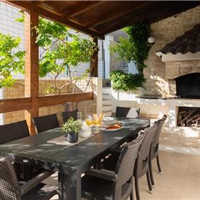 6 Bedroom Waterfront Villa with Pool in Uvala Ljubljeva near Trogir, Sleeps 12-13
